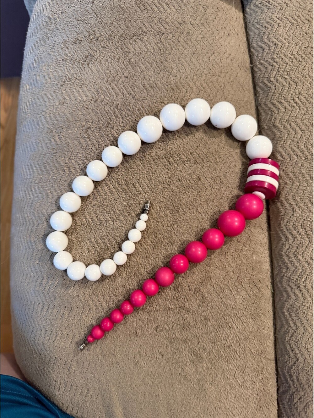 Vintage 80s Chunky Bead Necklace Hot Pink White Color Block Graduated Mod Retro